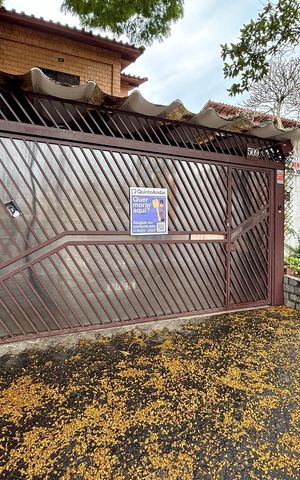 Casa à venda com 160m², 4 quartos e 2 vagas Casa à venda com 160m², 4 quartos e 2 vagasFachada