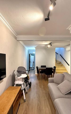 Casa à venda com 160m², 4 quartos e 2 vagas Casa à venda com 160m², 4 quartos e 2 vagasSala