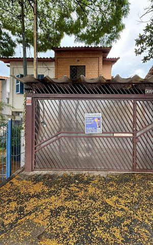Casa à venda com 160m², 4 quartos e 2 vagas Casa à venda com 160m², 4 quartos e 2 vagasFachada