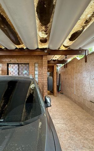 Casa à venda com 160m², 4 quartos e 2 vagas Casa à venda com 160m², 4 quartos e 2 vagasGaragem