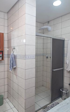Casa à venda com 375m², 4 quartos e 2 vagas Casa à venda com 375m², 4 quartos e 2 vagasBanheiro de Serviço