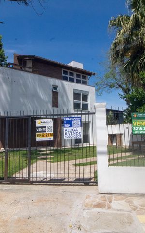 Casa à venda com 133m², 3 quartos e 2 vagas Casa à venda com 133m², 3 quartos e 2 vagasFachada
