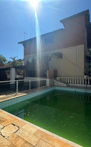 Casa à venda com 385m², 4 quartos e 8 vagasPiscina