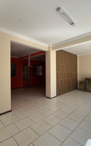 Casa à venda com 385m², 4 quartos e 8 vagasSala