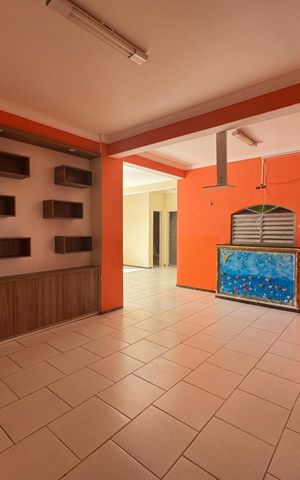 Casa à venda com 385m², 4 quartos e 8 vagasSala