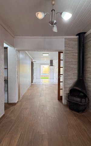 Casa à venda com 150m², 3 quartos e 3 vagas Casa à venda com 150m², 3 quartos e 3 vagasSala