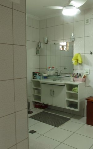 Casa à venda com 245m², 4 quartos e 3 vagasBanheiro da Suíte 1