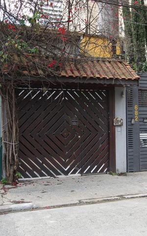 Casa à venda com 392m², 3 quartos e 2 vagasFachada