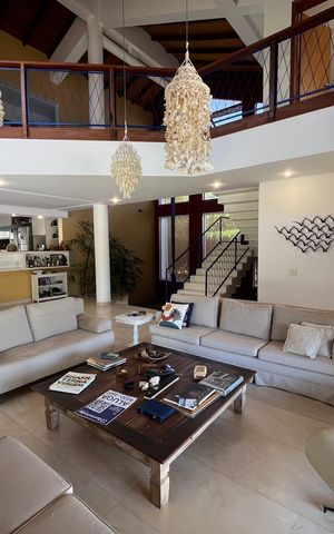 Casa à venda com 700m², 6 quartos e 2 vagas Casa à venda com 700m², 6 quartos e 2 vagasSala
