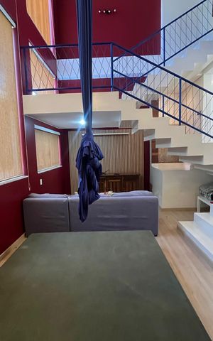 Casa à venda com 700m², 6 quartos e 2 vagas Casa à venda com 700m², 6 quartos e 2 vagasHall da escada