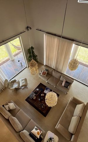 Casa à venda com 700m², 6 quartos e 2 vagas Casa à venda com 700m², 6 quartos e 2 vagasEscada areo