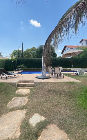Casa à venda com 700m², 6 quartos e 2 vagas Casa à venda com 700m², 6 quartos e 2 vagasArea externa frente