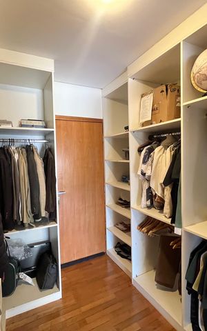 Casa à venda com 700m², 6 quartos e 2 vagas Casa à venda com 700m², 6 quartos e 2 vagasCloset quarto 1