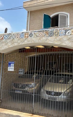 Casa à venda com 200m², 4 quartos e 2 vagasFachada