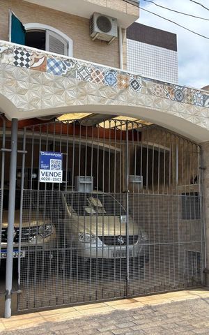 Casa à venda com 200m², 4 quartos e 2 vagasFachada