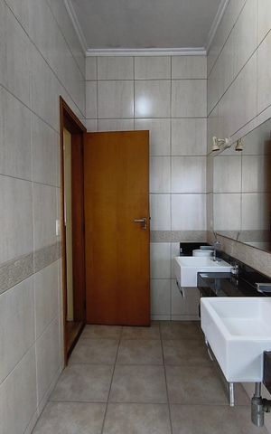 Casa para alugar com 320m², 3 quartos e 5 vagas Casa para alugar com 320m², 3 quartos e 5 vagasBanheiro da Suíte 2