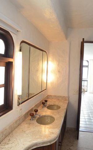 Casa de condomínio à venda com 461m², 4 quartos e 2 vagas Casa de condomínio à venda com 461m², 4 quartos e 2 vagasBanheiro da Suíte 2