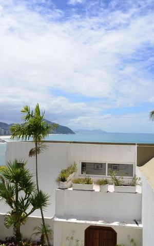 Casa de condomínio à venda com 461m², 4 quartos e 2 vagas Casa de condomínio à venda com 461m², 4 quartos e 2 vagasVaranda da Suíte 3