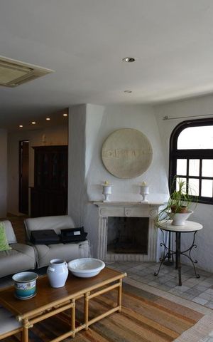Casa de condomínio à venda com 461m², 4 quartos e 2 vagas Casa de condomínio à venda com 461m², 4 quartos e 2 vagasSala