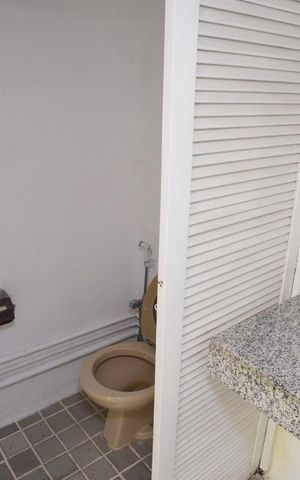 Casa de condomínio à venda com 461m², 4 quartos e 2 vagas Casa de condomínio à venda com 461m², 4 quartos e 2 vagasBanheiro de Serviço