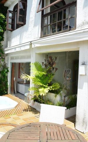 Casa de condomínio à venda com 461m², 4 quartos e 2 vagas Casa de condomínio à venda com 461m², 4 quartos e 2 vagasVaranda da Suíte 3
