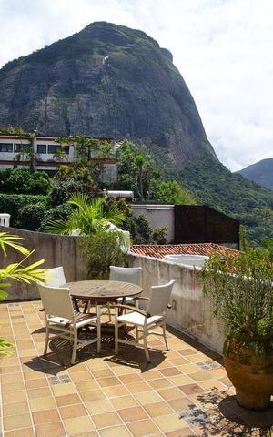 Casa de condomínio à venda com 461m², 4 quartos e 2 vagas Casa de condomínio à venda com 461m², 4 quartos e 2 vagasVaranda da Suíte 3