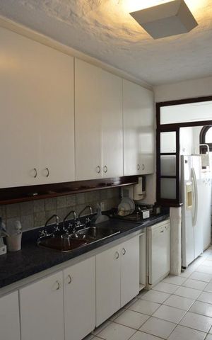 Casa de condomínio à venda com 461m², 4 quartos e 2 vagas Casa de condomínio à venda com 461m², 4 quartos e 2 vagasCozinha