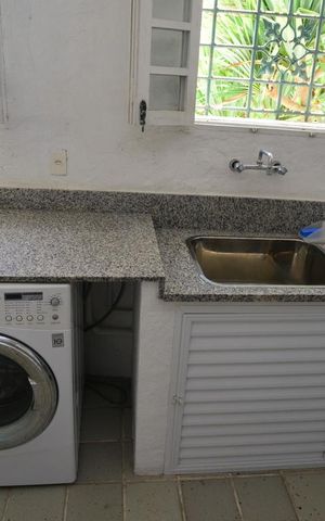 Casa de condomínio à venda com 461m², 4 quartos e 2 vagas Casa de condomínio à venda com 461m², 4 quartos e 2 vagasÁrea de Serviço