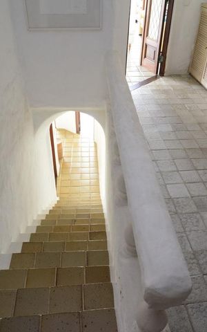Casa de condomínio à venda com 461m², 4 quartos e 2 vagas Casa de condomínio à venda com 461m², 4 quartos e 2 vagasEscada