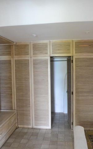 Casa de condomínio à venda com 461m², 4 quartos e 2 vagas Casa de condomínio à venda com 461m², 4 quartos e 2 vagasCloset da Suíte 1
