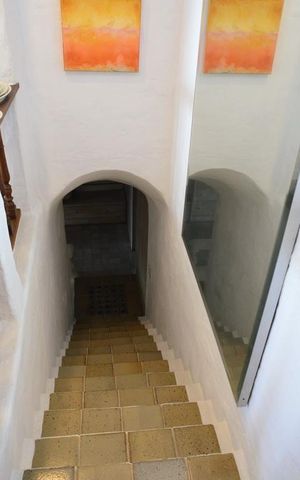 Casa de condomínio à venda com 461m², 4 quartos e 2 vagas Casa de condomínio à venda com 461m², 4 quartos e 2 vagasEscada