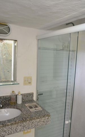 Casa de condomínio à venda com 461m², 4 quartos e 2 vagas Casa de condomínio à venda com 461m², 4 quartos e 2 vagasBanheiro de Serviço