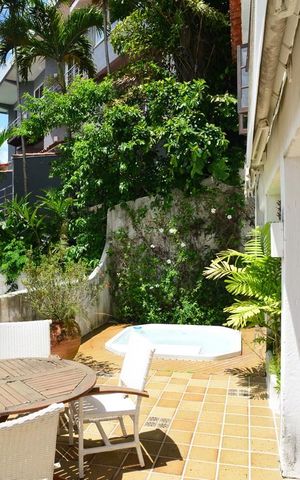 Casa de condomínio à venda com 461m², 4 quartos e 2 vagas Casa de condomínio à venda com 461m², 4 quartos e 2 vagasVaranda da Suíte 3