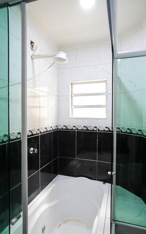 Casa à venda com 250m², 5 quartos e 3 vagasBanheiro da suíte