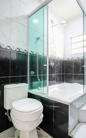Casa à venda com 250m², 5 quartos e 3 vagasBanheiro da suíte