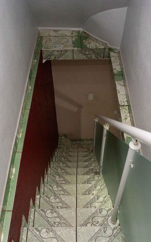 Casa à venda com 48m², 3 quartos e 2 vagasEscada