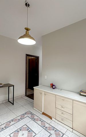 Casa à venda com 330m², 4 quartos e 3 vagas Casa à venda com 330m², 4 quartos e 3 vagasEscritório