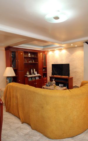 Casa à venda com 193m², 3 quartos e 2 vagasSala