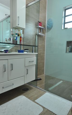 Casa à venda com 215m², 3 quartos e 4 vagasBanheiro da Suíte 1