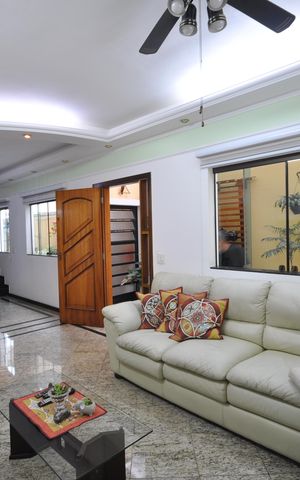 Casa à venda com 215m², 3 quartos e 4 vagasSala