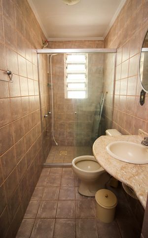 Casa de condomínio à venda com 133m², 3 quartos e 2 vagas Casa de condomínio à venda com 133m², 3 quartos e 2 vagasBanheiro da Suíte