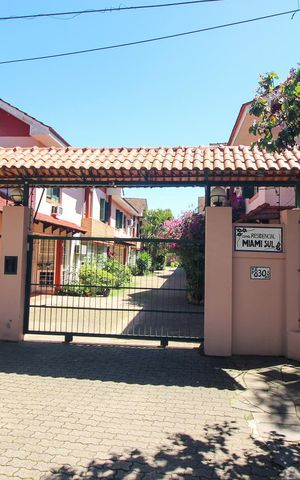 Casa de condomínio à venda com 133m², 3 quartos e 2 vagas Casa de condomínio à venda com 133m², 3 quartos e 2 vagasFachada