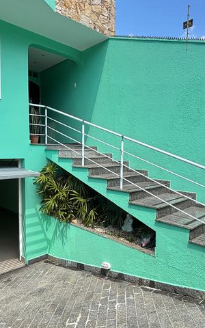 Casa à venda com 263m², 3 quartos e 8 vagas Casa à venda com 263m², 3 quartos e 8 vagasGaragem