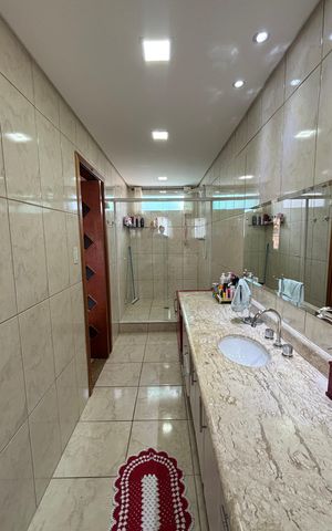 Casa à venda com 263m², 3 quartos e 8 vagas Casa à venda com 263m², 3 quartos e 8 vagasBanheiro da Suíte