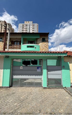 Casa à venda com 263m², 3 quartos e 8 vagas Casa à venda com 263m², 3 quartos e 8 vagasFachada