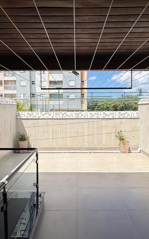 Casa à venda com 263m², 3 quartos e 8 vagas Casa à venda com 263m², 3 quartos e 8 vagasQuintal - Area de Serviço