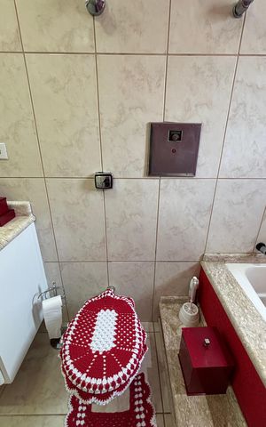 Casa à venda com 263m², 3 quartos e 8 vagas Casa à venda com 263m², 3 quartos e 8 vagasBanheiro da Suíte