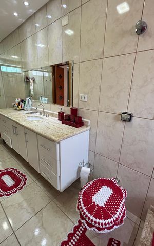 Casa à venda com 263m², 3 quartos e 8 vagas Casa à venda com 263m², 3 quartos e 8 vagasBanheiro da Suíte