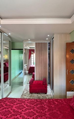 Casa à venda com 263m², 3 quartos e 8 vagas Casa à venda com 263m², 3 quartos e 8 vagasSuite 1