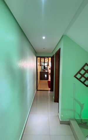 Casa à venda com 263m², 3 quartos e 8 vagas Casa à venda com 263m², 3 quartos e 8 vagasCorredor
